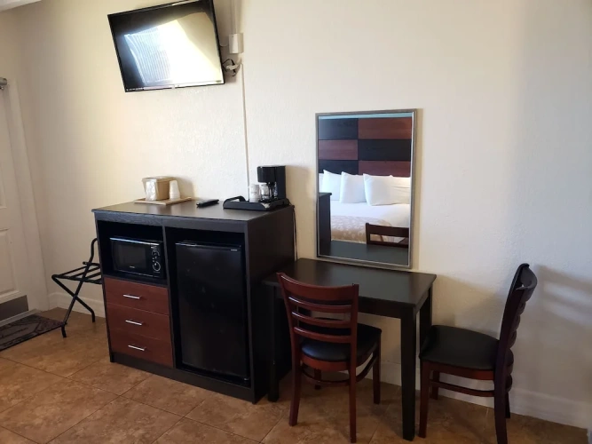Standard Quadruple room with city view