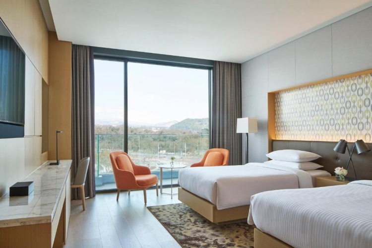 Premier Twin room with balcony