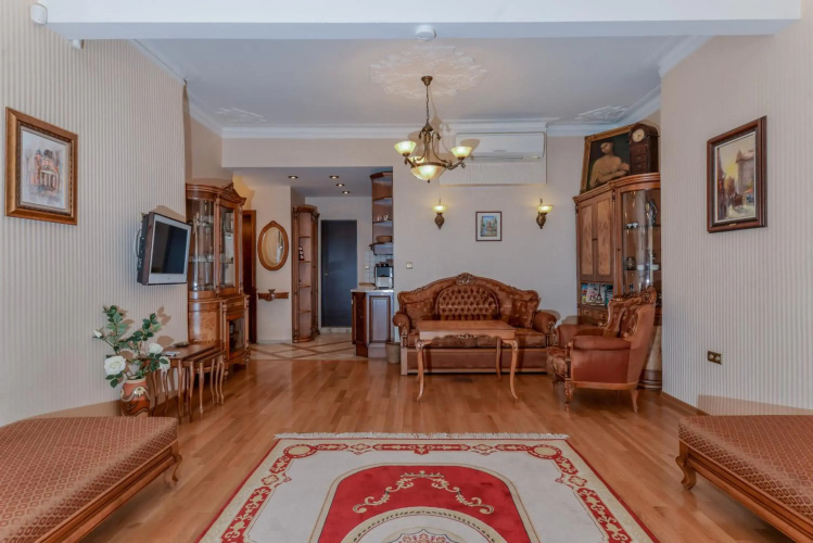 Aristocratic Sofia Studio Apartment Next to Cathedral