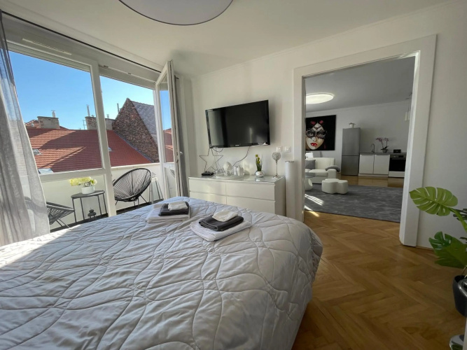 Panoramic Apt. near Chain Bridge