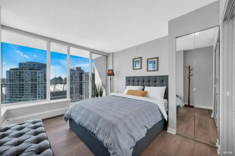 Spacious DT 2-BDR High-rise with view, pool, gym