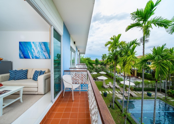 Deluxe room with pool view