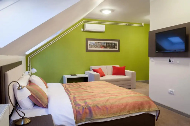 Hotel Ema