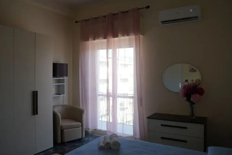 1 Bedroom Cottage with balcony and with city view
