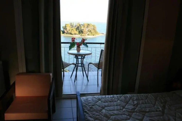 Standard Triple room with sea view