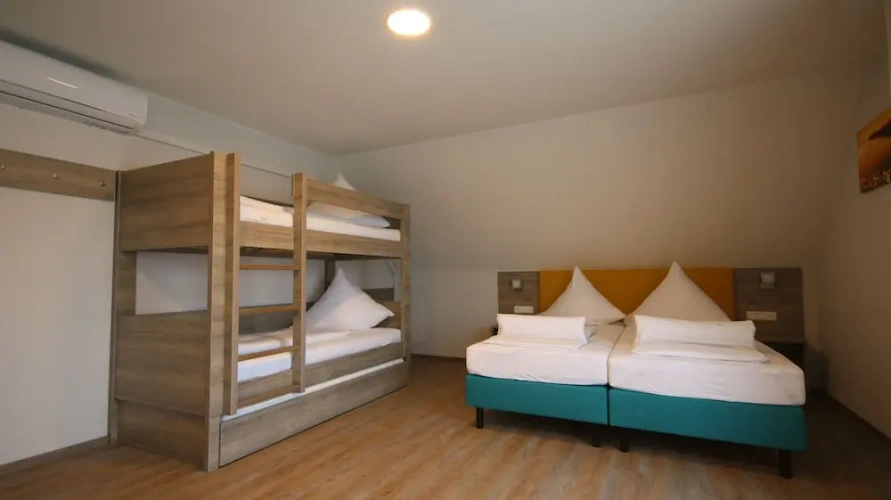 Standard Quintuple room with balcony