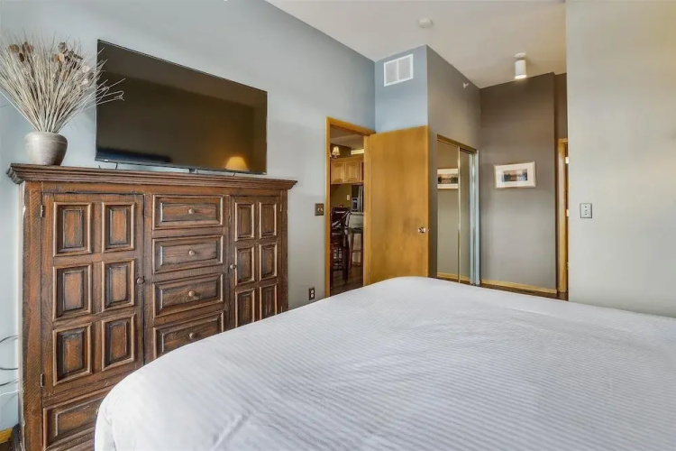 Lake Forest 204f 2 Bedroom Condo by Redawning