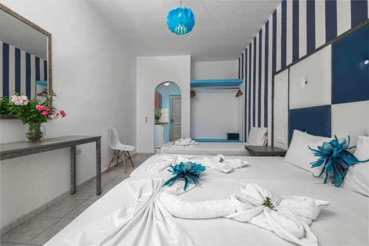 Boulevard Studio 10 with side sea view