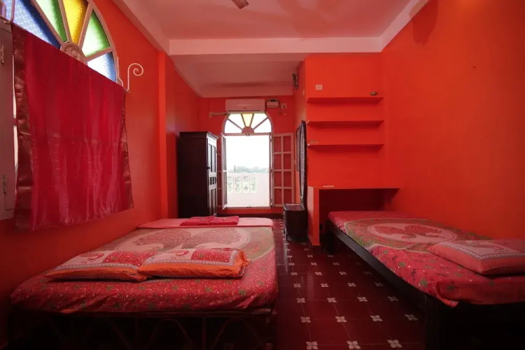 Holi-Wood Guesthouse