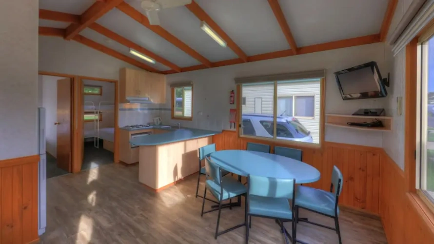 2 Bedrooms Standard Sextuple Family room with river view