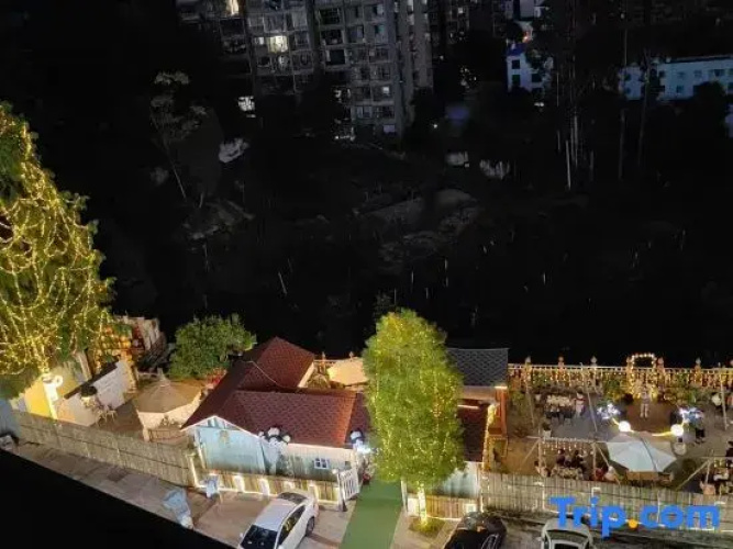 Dianjiang County Goliya Hotel