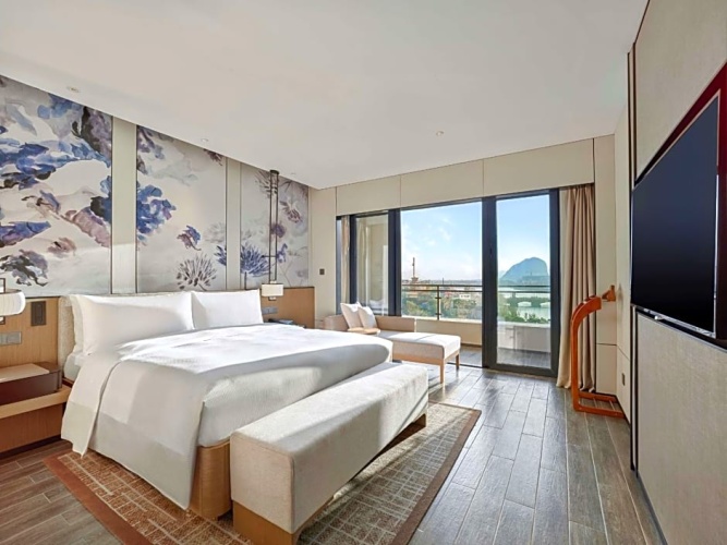 1 Bedroom Deluxe Double Suite with lake view