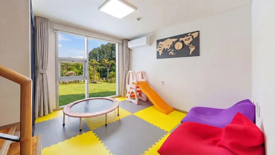 1 Bedroom Standard Family room with balcony