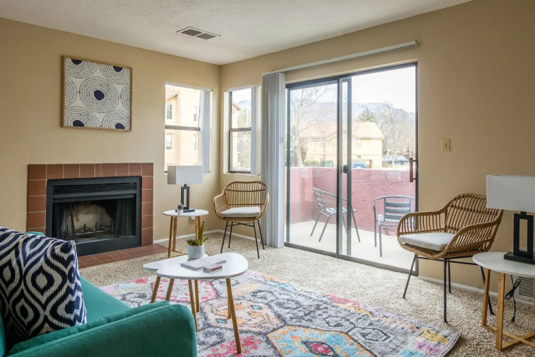 2 BR Apt w/ Pool, Laundry & Wifi by Frontdesk
