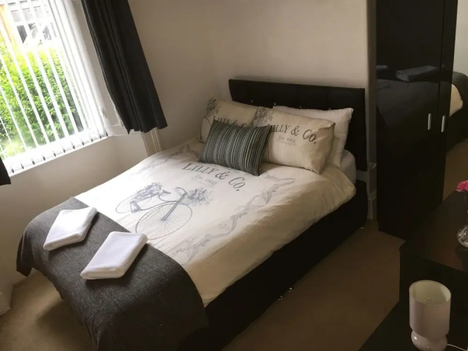 Glasgow West End Apartment