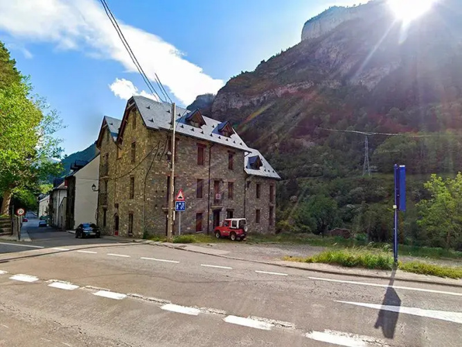 Apartamentos Canfranc Pueblo 3000