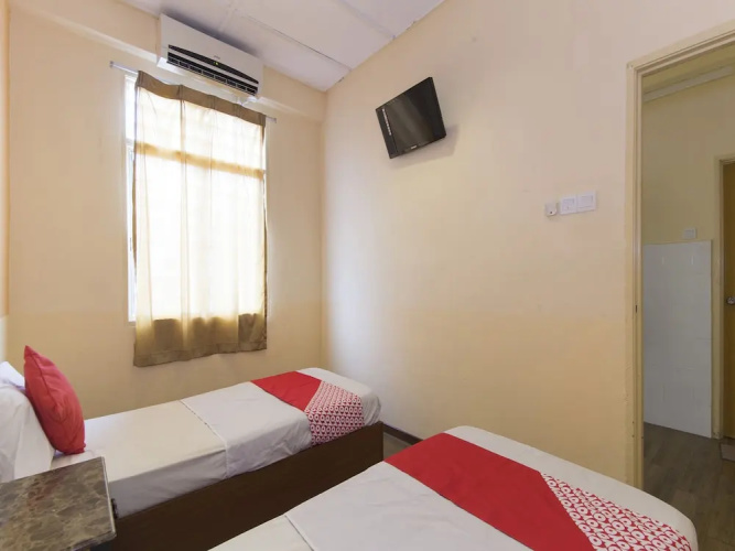 OYO 415 Straits Settlement Inn