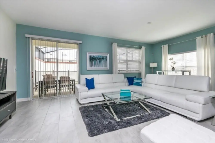 5 Bedroom Town Townhouse