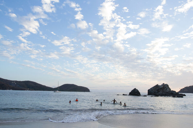 Embarc Zihuatanejo