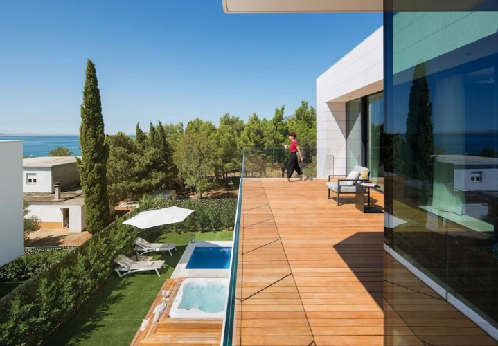 4 Bedrooms Luxury Villa with garden view