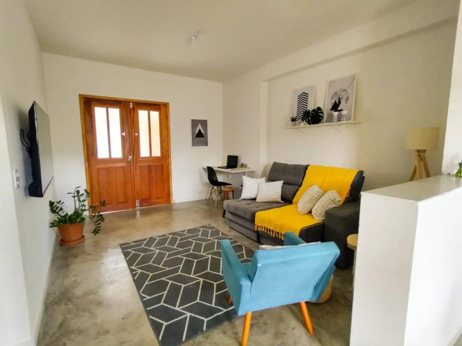 Casa de Tijolinho com Netflix e estacionamento