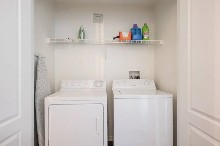 Large Private Condo Near Strip w Pool