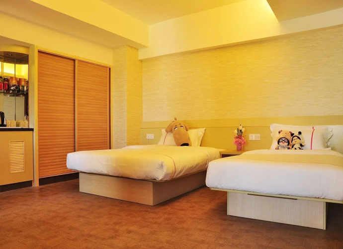 8090 City Hotel.