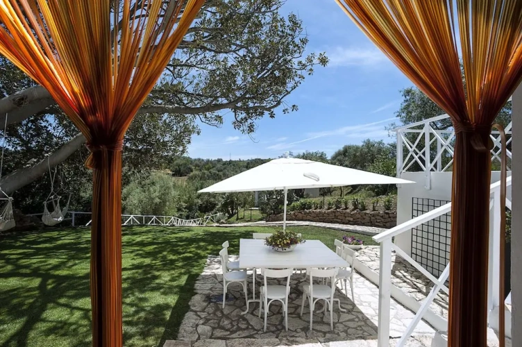 6 Bedrooms Villa