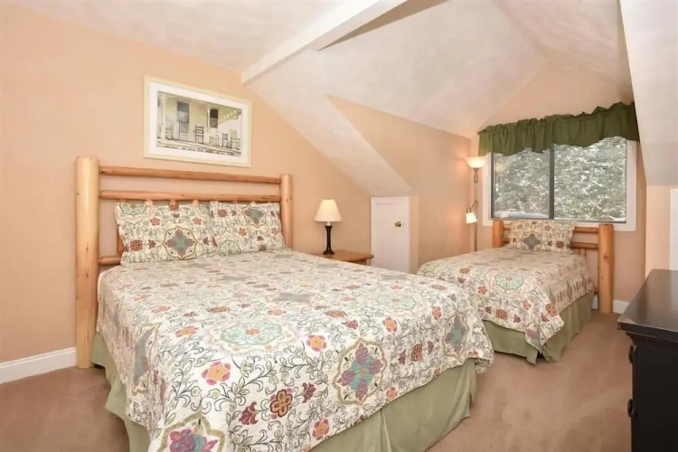 Seven Springs 3 BR Premium Condo with Loft & Deck by RedAwning