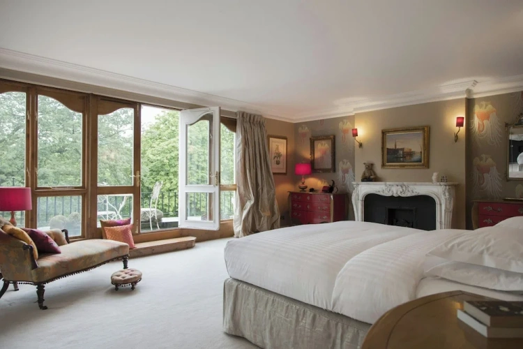 4 Bedrooms Apartment with balcony