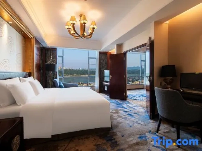 1 Bedroom Deluxe Suite