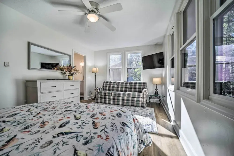 Sapphire Home w/ Grill & Pool Access