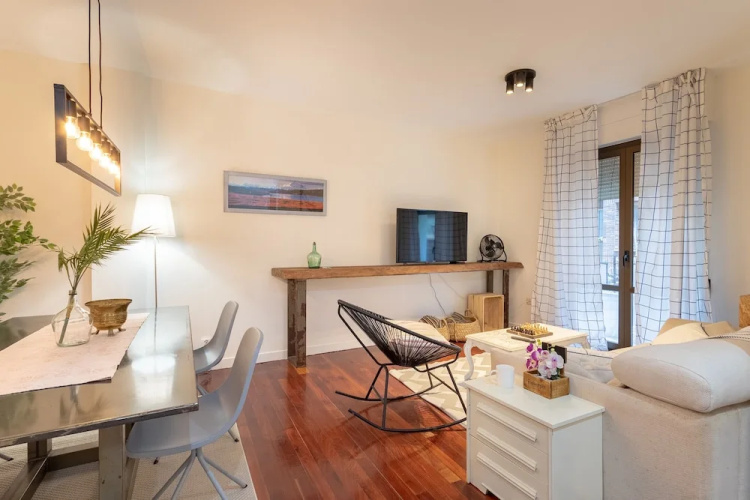 City Hall II apartment by Aston Rentals
