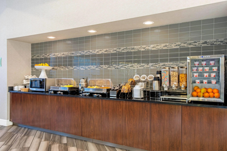 La Quinta Inn & Suites by Wyndham Orlando Airport North photo 14