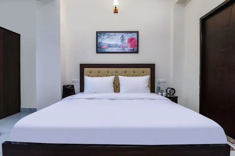 Fabhotel Maira Heights