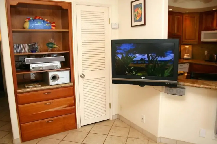 Kihei Beach, #303 1 Bedroom Condo by RedAwning
