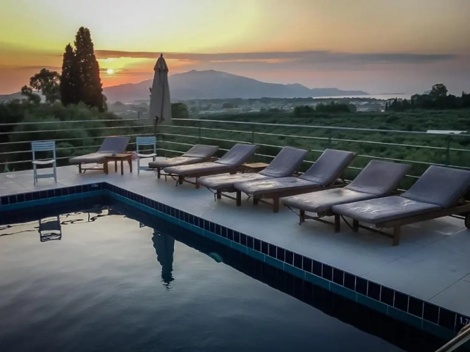 6 Bedrooms Villa