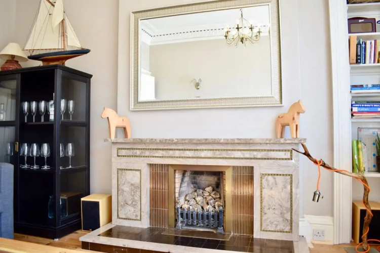 2 Bedroom Traditional Edinburgh Flat