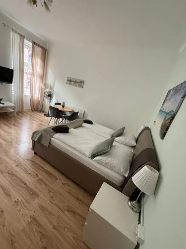 Modern 2BR Apt Steps from Westbahnhof