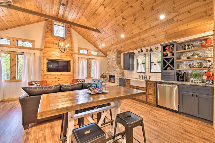 Modern Broken Bow Cabin: Large Deck, BBQ & Pergola