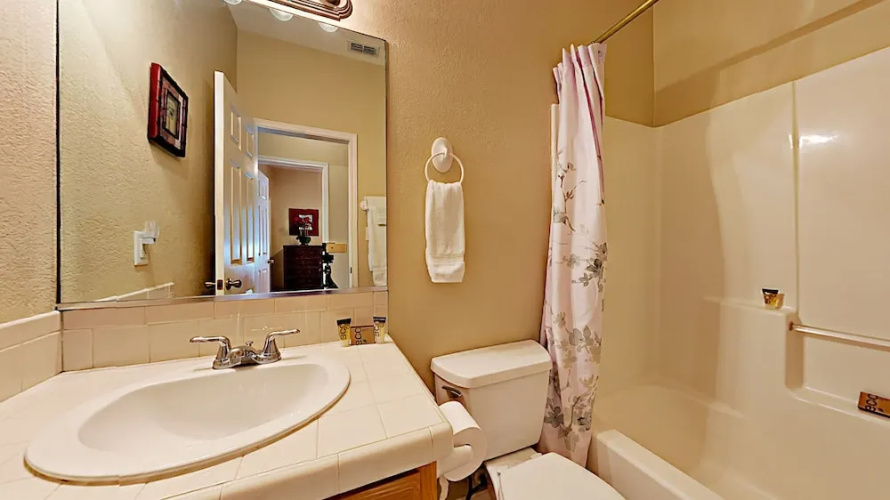 111 E Marlin St Cabin #C - 2 Br cabin by RedAwning