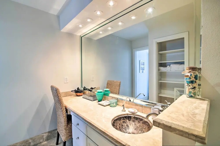 Modern Beachfront Condo w/ Pool & Beach Access!