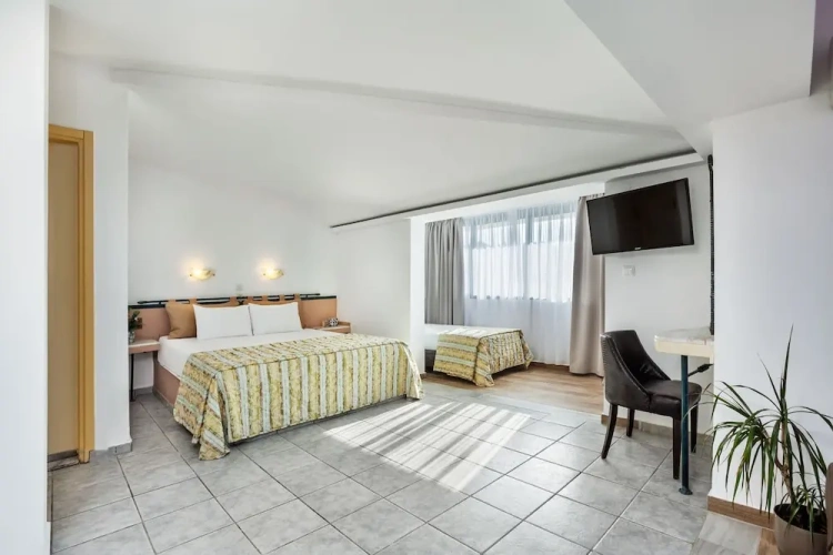 1 Bedroom Standard Quadruple Family room with city view