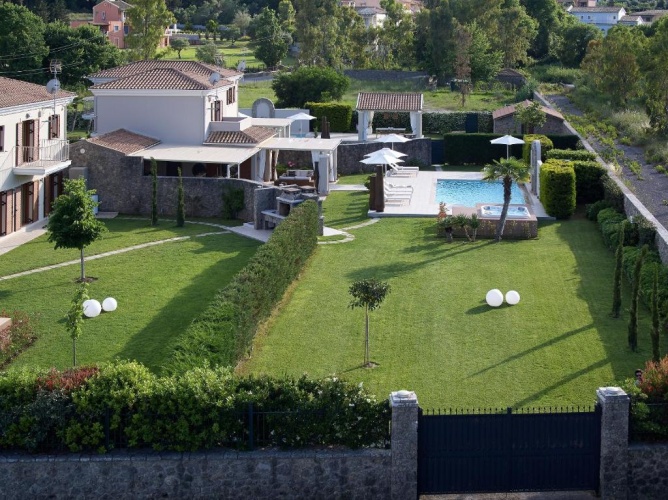 4 Bedrooms Villa