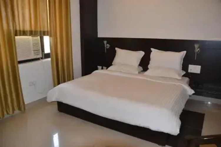 Hotel R R Inn
