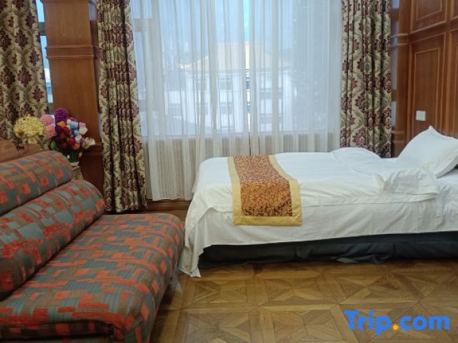 Deluxe Triple Suite