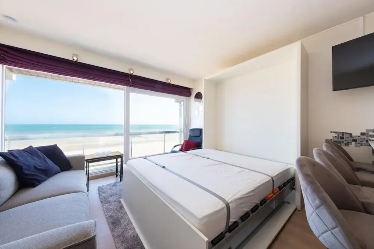 Studio on Seafront Near Tram Stop