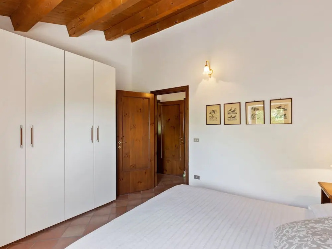 Delightful Villa in Varano with Fireplace