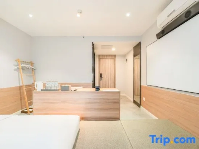 Standard Double room with street view
