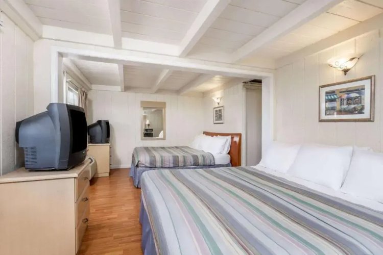 Econo Lodge Inn & Suites